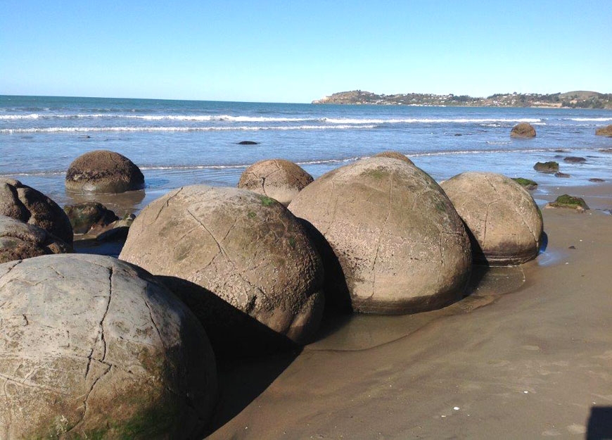 Moeraki Boulders beach